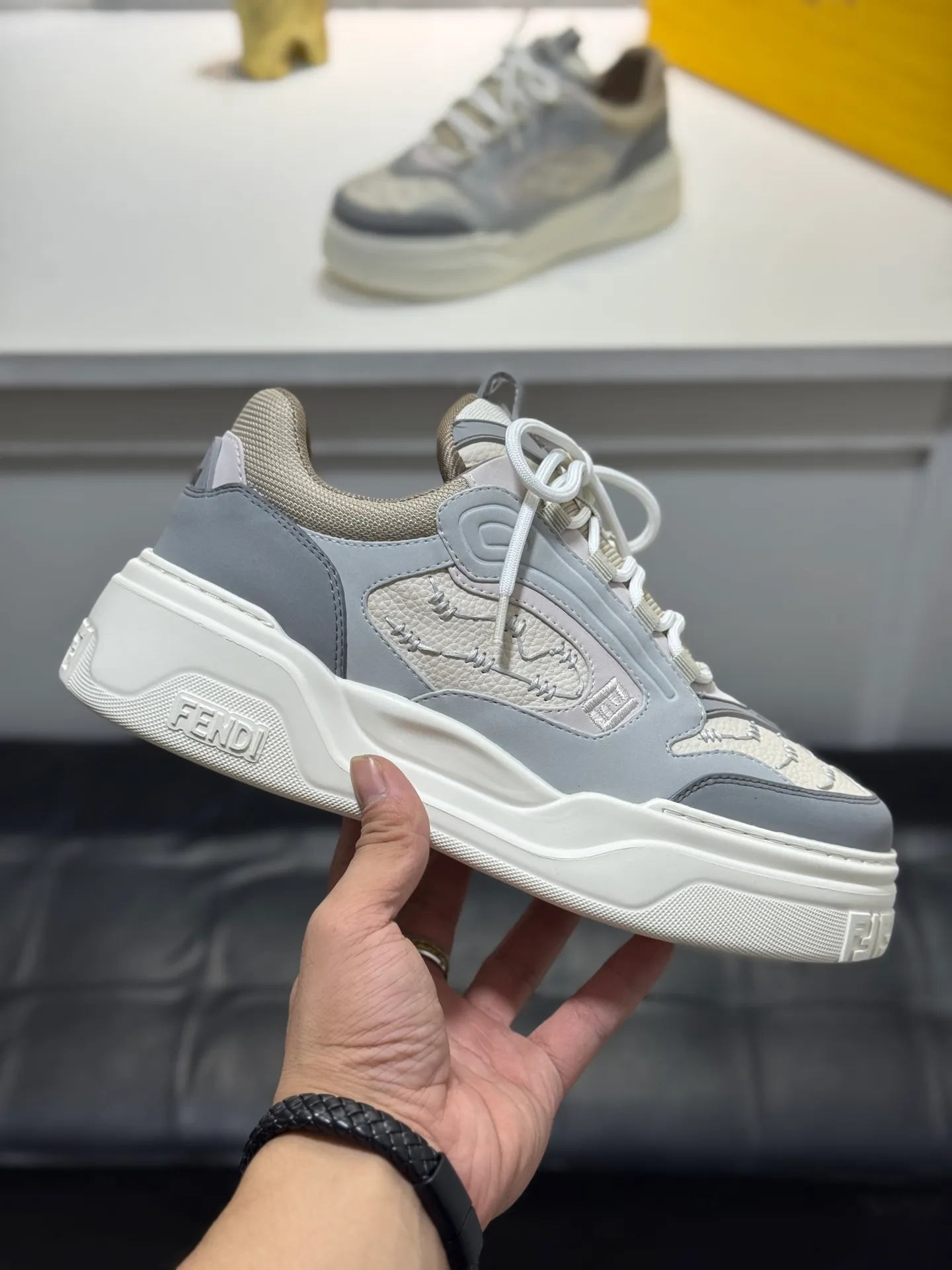 Men's men's shoes 💰560 [New style] 🦥🦥FENDI Fendi high version latest Force series calfskin FF mesh round toe thick sole low-top sports sneakers, these Force lace-up low-top shoes. Made of white full-grain leather and white and brown smooth leather. Padded. Brown FF jacquard and yellow technical fabric details. Lightweight and thick white sole with FF pattern details on the toe and heel ✔️Fabric: Imported first-layer cowhide breathable mesh ✔️Inner lining: Customized breathable mesh ✔️Sole: Open-molded rubber foam material ✔️Sole thickness: 7CM Size: #Men's 38-44 (45 is custom-made and cannot be returned or exchanged